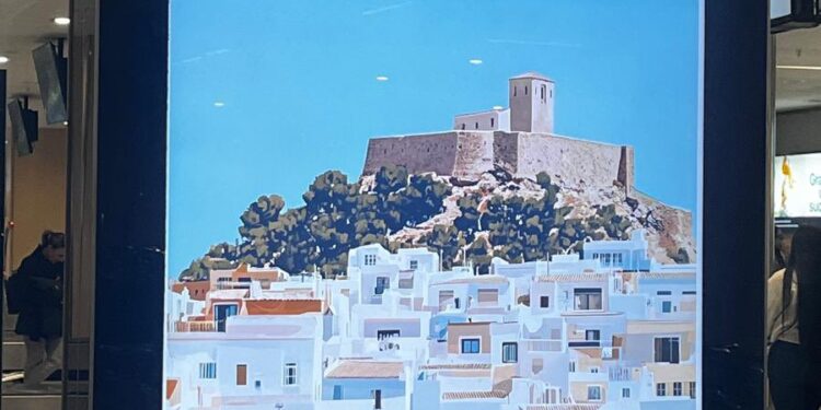 Detalle de la imagen falsa de Ibiza, hecha con IA en el aeropuerto. Cedida a Noudiari J. T