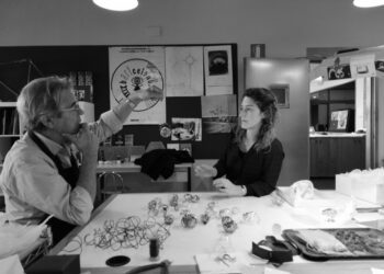 Enric Majoral y Stella Rahola Matutes durante una colaboración para crear una pieza de joyería.