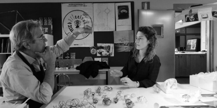 Enric Majoral y Stella Rahola Matutes durante una colaboración para crear una pieza de joyería.