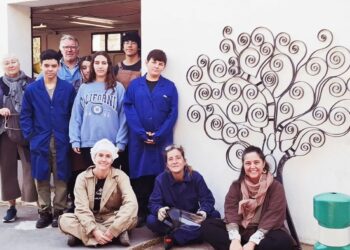 Una imagen durante el proceso de creación del árbol de la Escola d'Art premiado, cuyo resultado final se puede en el escaparate de La Sirena de calle Castilla de Ibiza. Fotos de Arts i Oficis.