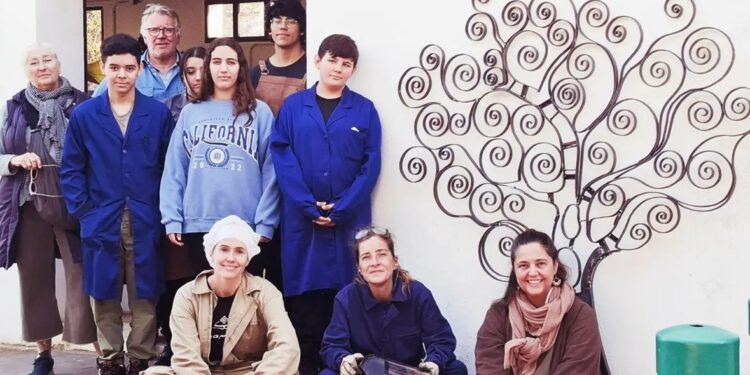 Una imagen durante el proceso de creación del árbol de la Escola d'Art premiado, cuyo resultado final se puede en el escaparate de La Sirena de calle Castilla de Ibiza. Fotos de Arts i Oficis.