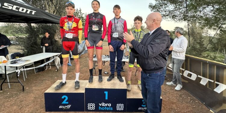 Antonio Domenech, CEO de Vibra Hotels, preside la entrega de trofeos de la Kids Race