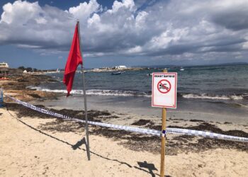 Playa de Formentera cerrada en 2022 por un vertido de fecales de la sentina de un barco.