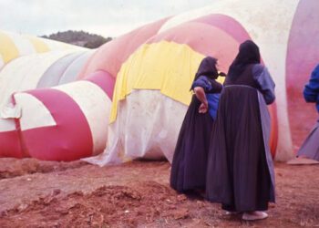 Una icónica imagen  de la Instant City de la Cala de Sant Miquel en 1971.