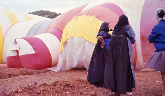 Una icónica imagen de la Instant City de la Cala de Sant Miquel en 1971.