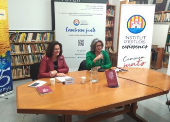 Iolanda Bonet i Margalida Torres durant l’acte de presentació de l’almanac El Pitiús 2025. Foto: JAR