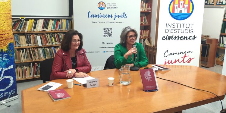 Iolanda Bonet i Margalida Torres durant l’acte de presentació de l’almanac El Pitiús 2025. Foto: JAR