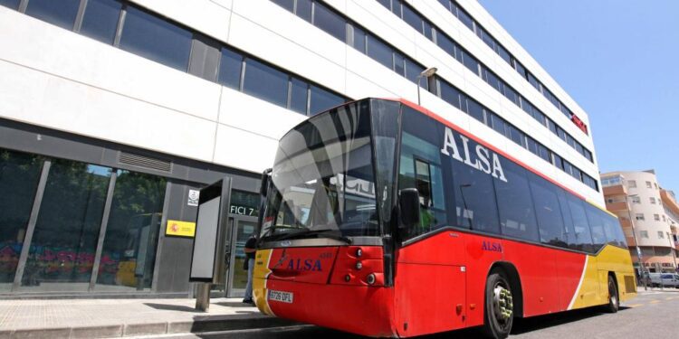 Imagen de un autobús en Ibiza.