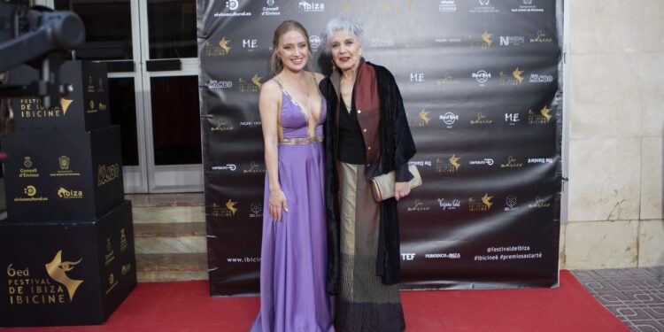 Helher Escribano y Marisa Paredes en el photocall del Festival Ibicine de 2023 en su gala de clausura en abril. Fotos Ibicine Imam Comunicación