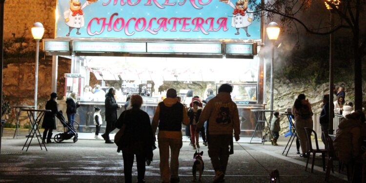 Gente paseando por el centro de Ibiza estas Navidades.