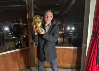 Pablo Alcántara con el premio. Foto: Pauxa Films