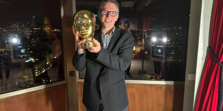 Pablo Alcántara con el premio. Foto: Pauxa Films