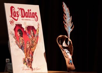 Último número de la revista de Las Dalias junto al trofeo para la ganadora del VII Premio de Cuento 'Las Dalias'.