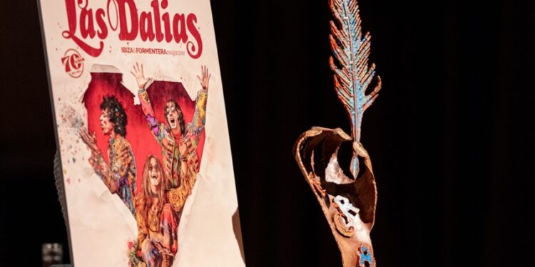 Último número de la revista de Las Dalias junto al trofeo para la ganadora del VII Premio de Cuento 'Las Dalias'.