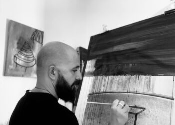 Pep Tur trabajando en su estudio.