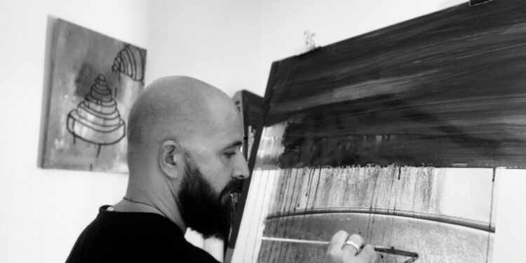 Pep Tur trabajando en su estudio.