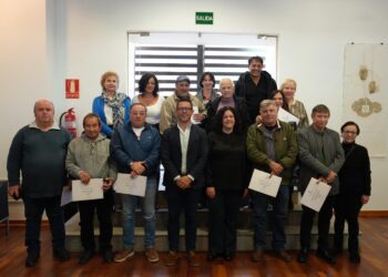 Imagen de parte del personal jubilado y del que lleva 20 años en la casa junto a Rafa Triguero.