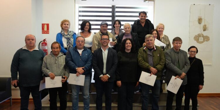 Imagen de parte del personal jubilado y del que lleva 20 años en la casa junto a Rafa Triguero.