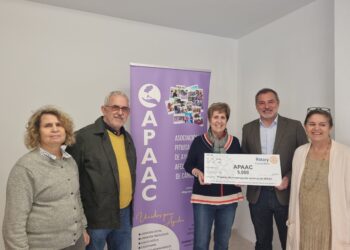 Rotary Club de Ibiza y APAAC con el cheque solidario.