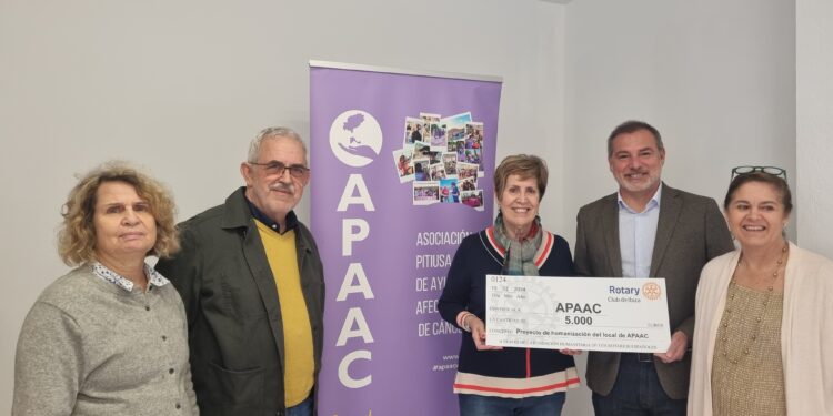 Rotary Club de Ibiza y APAAC con el cheque solidario.