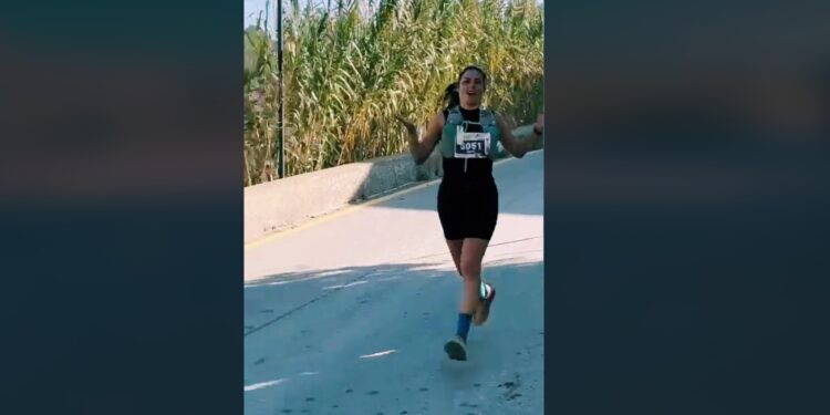 La atleta Elena Vidaurreta, en un fotograma del vídeo grabado por su madre en Ibiza.