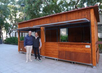 El concejal Álex Minchiotti y el vendedor José Murtera. Foto: Ayuntamiento de Ibiza