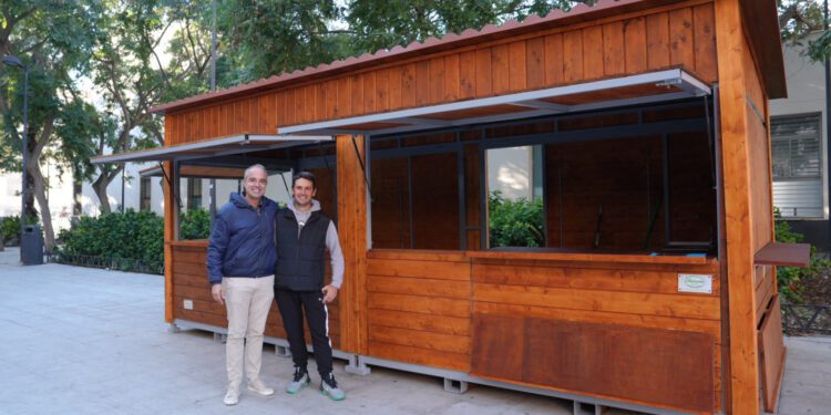 El concejal Álex Minchiotti y el vendedor José Murtera. Foto: Ayuntamiento de Ibiza