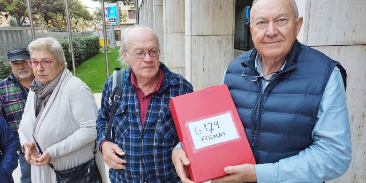 Entrega de firmas hoy en el Consell con los portavoces del colectivo. Fotos V. M.