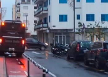 Bus estacionado sobre un carril bici en Vila.