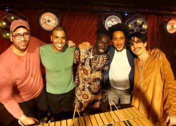 De izquierda a derecha: Aarón Puente, Alain Ladrón de Guevara, Tama Ndiaye Alou, Carlos Sarduy  y Andrés Coll, la formación de Café Dakar tras una vibrante actuación anterior en Teatro Ibiza.