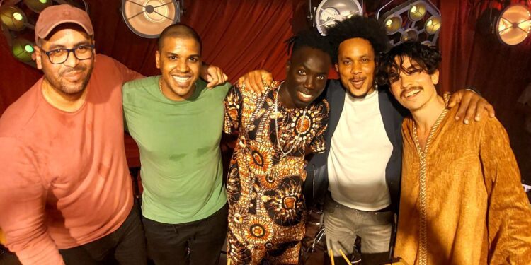 De izquierda a derecha: Aarón Puente, Alain Ladrón de Guevara, Tama Ndiaye Alou, Carlos Sarduy  y Andrés Coll, la formación de Café Dakar tras una vibrante actuación anterior en Teatro Ibiza.