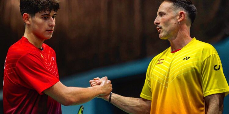 El jugador Joan Guasch con Vicent Martínez, entregador y delegado pitiuso.