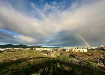 Arcoíris completo sobre Puig d'en Valls esta mañana. Fotos Paco Natera.