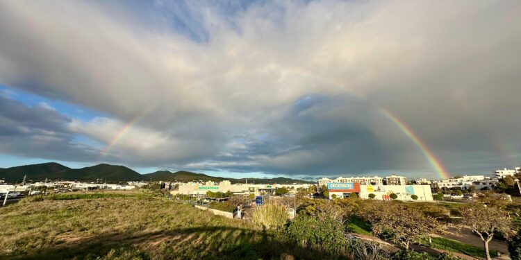 Arcoíris completo sobre Puig d'en Valls esta mañana. Fotos Paco Natera.