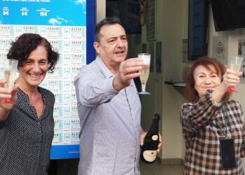 Propietaria y empleados de la Administración Número 3 de Ibiza, celebran un premio en una imagen de archivo