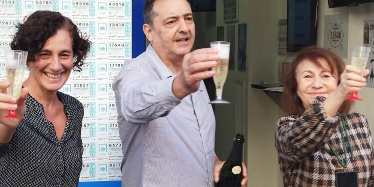 Propietaria y empleados de la Administración Número 3 de Ibiza, celebran un premio en una imagen de archivo