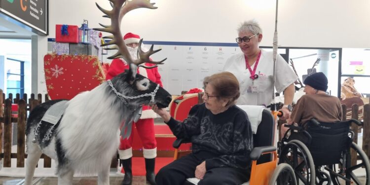 Una de las usuarias de Ca Na Majora, junto a uno de los renos.