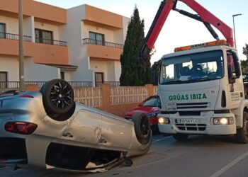 Imagen del vehículo volcado sobre la calzada.