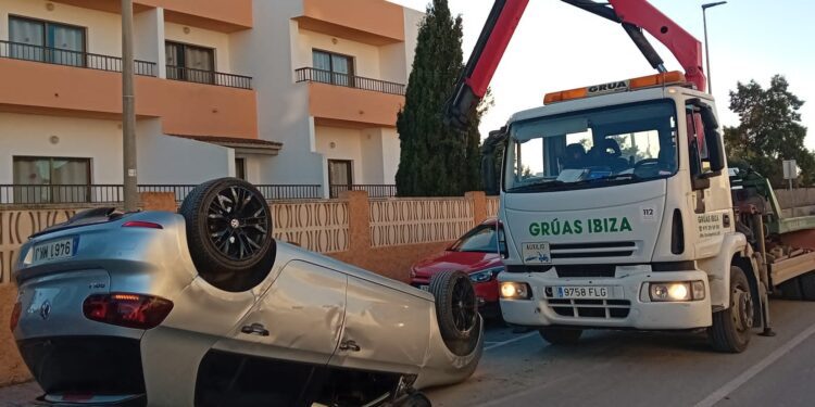 Imagen del vehículo volcado sobre la calzada.