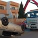Imagen del vehículo volcado sobre la calzada.