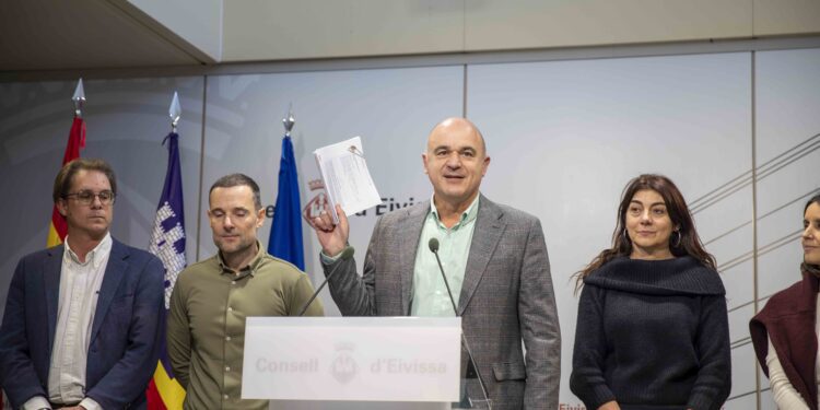 Comparecencia del presidente del Consell, Vicent Marí, acompañado por el equipo de Gobierno. Foto: Consell de Ibiza