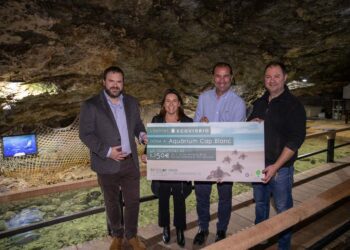 Entrega del cheque con la donación al Aquàrium Cap Blanc. Foto: Consell d'Eivissa