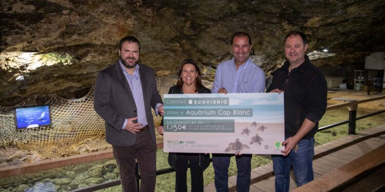 Entrega del cheque con la donación al Aquàrium Cap Blanc. Foto: Consell d'Eivissa