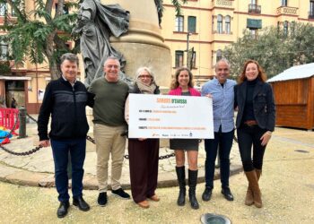 Entrega del cheque. Foto: Ayuntamiento de Ibiza