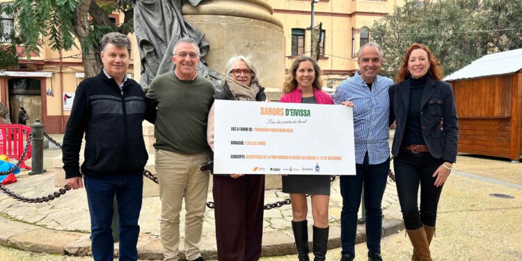Entrega del cheque. Foto: Ayuntamiento de Ibiza