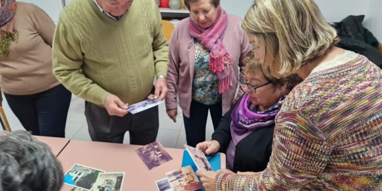 La psicóloga Ana Serapio, a la derecha, con algunos de los participantes en el proyecto mientras miran y comentan las fotografías. Imágenes cedidas por Ana Serapio.