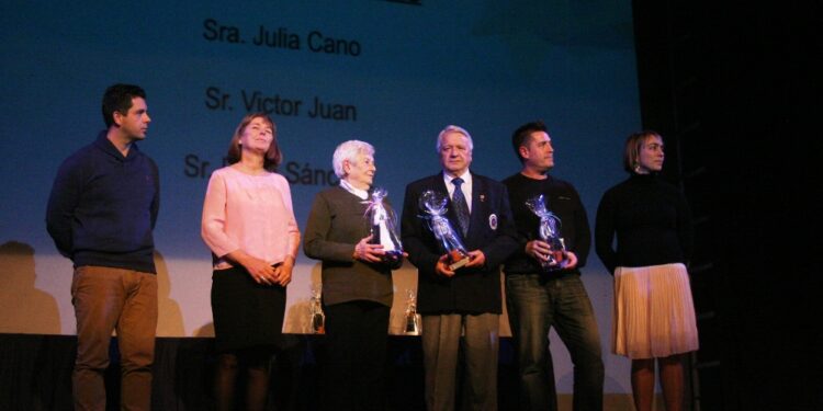 Julia Cano, en el centro de la imagen, en los Premis de l'Esport Ciutat d'Eivissa.