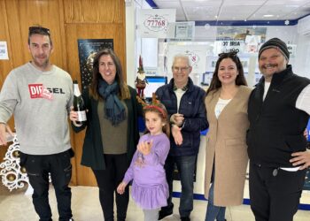 Cristina Recio, en el despacho receptor en el que ha repartido la suerte, acompañada de familia y amigos. Fotos Noudiari