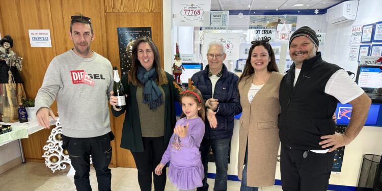 Cristina Recio, en el despacho receptor en el que ha repartido la suerte, acompañada de familia y amigos. Fotos Noudiari