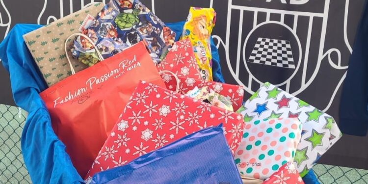 Algunos de los regalos recogidos. Fotos: Peña Deportiva